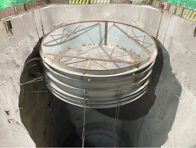 河南五岳抽水蓄能电站2号引水竖井压力钢管吊装完成