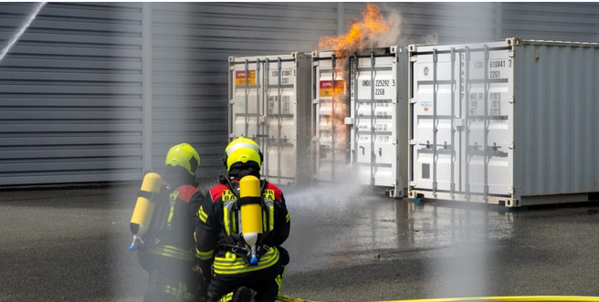 突发！又一个储能集装箱起火！