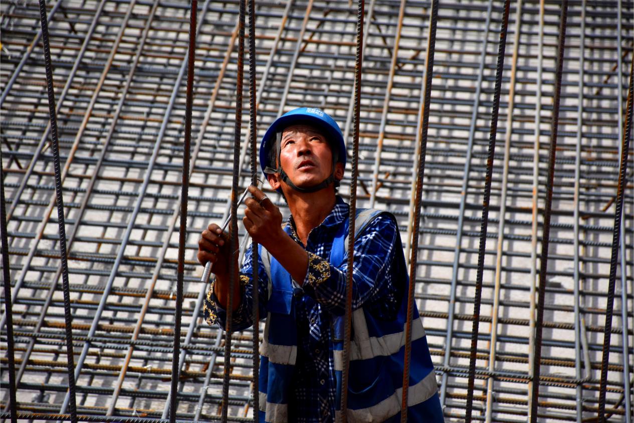 张掖百万：致敬高温下坚守一线的建筑工人