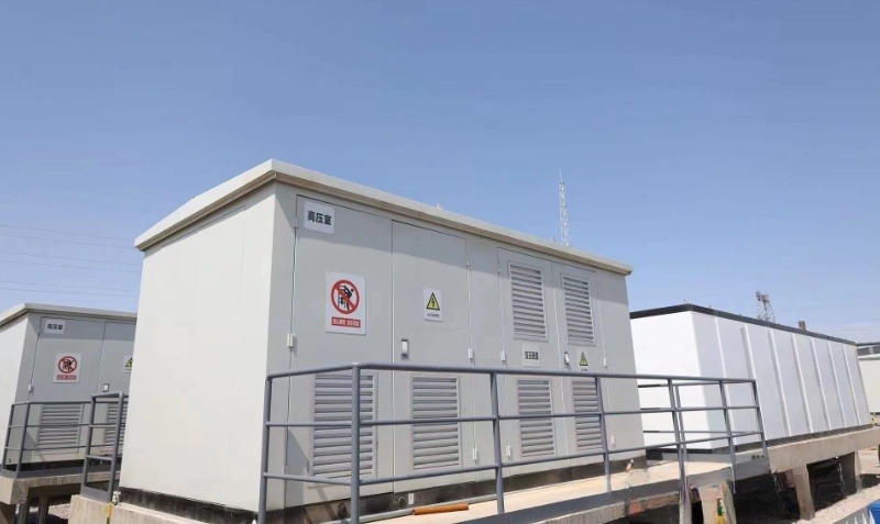 新华新疆乌什构网型储能项目首台PCS箱变一体机吊装完成