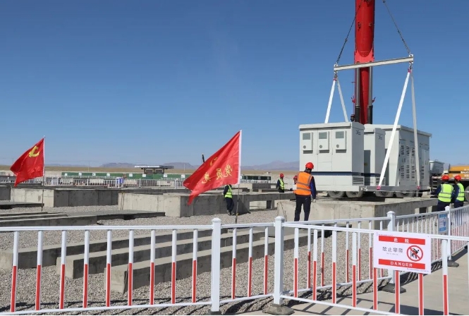 新华乌什储能项目首台磷酸铁锂PCS箱变一体机吊装完成