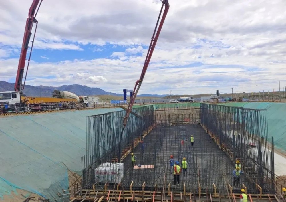 新疆布尔津抽水蓄能电站供水工程取水泵站首仓底板混凝土开盘浇筑