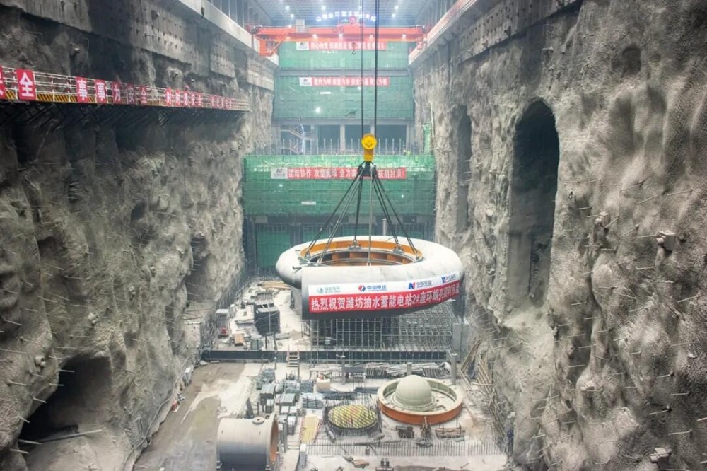 山东潍坊抽水蓄能电站2号机组座环蜗壳吊装成功