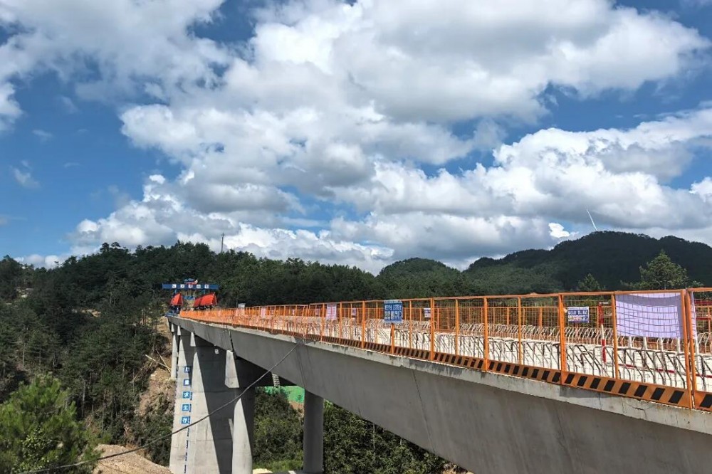 浙江庆元抽水蓄能电站建设迈关键一步上库区4#桥上部结构安装顺利完成