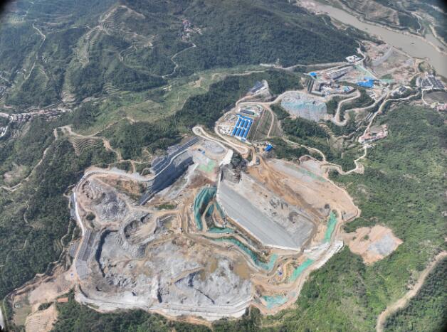 湖北魏家冲抽水蓄能电站上水库大坝填筑到顶