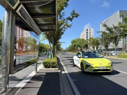 上海临港首批无人驾驶智能网联出租车正式开放运营