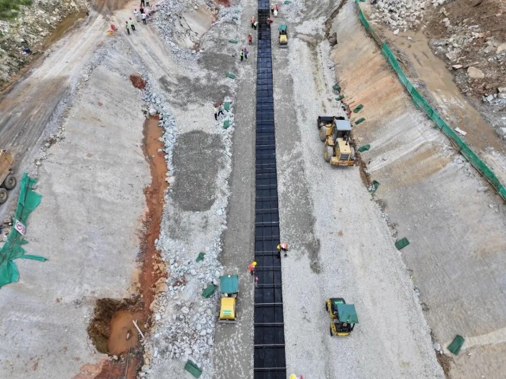 广东肇庆浪江抽水蓄能电站下水库首层沥青心墙混凝土摊铺顺利完成