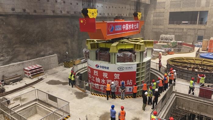 湖南平江抽蓄电站2号机组定子吊装完成