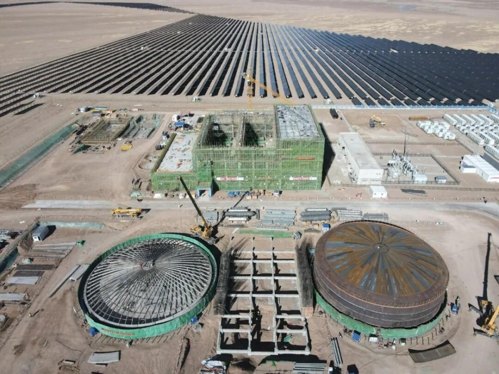 预计年底正式供暖！阿里“零碳”光储热电示范项目50MW光热项目核心设备吊装就位