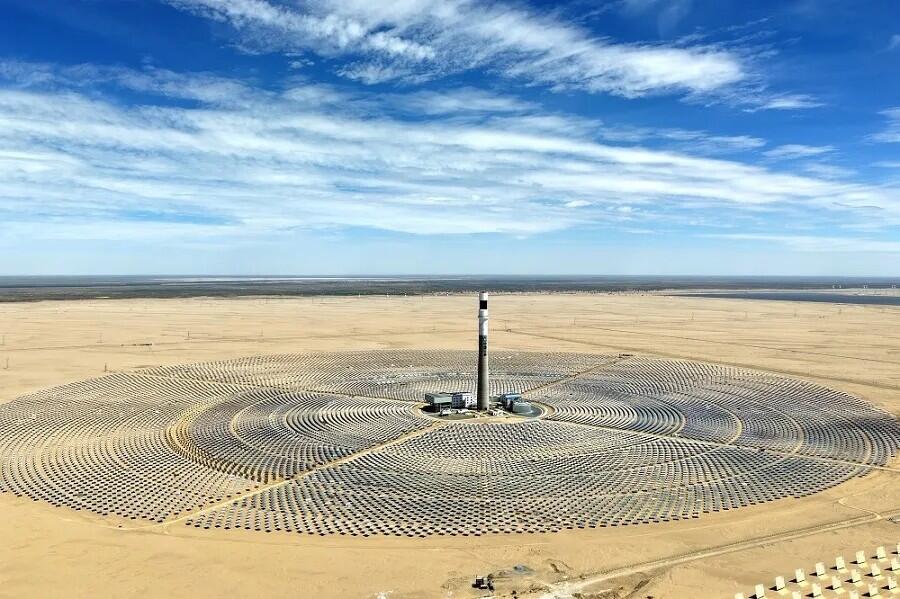 配置12小时熔盐储能系统！青海省首个百兆瓦级光热电站实现满负荷发电