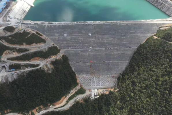 浙江天台抽水蓄能电站主坝防浪墙混凝土浇筑完成