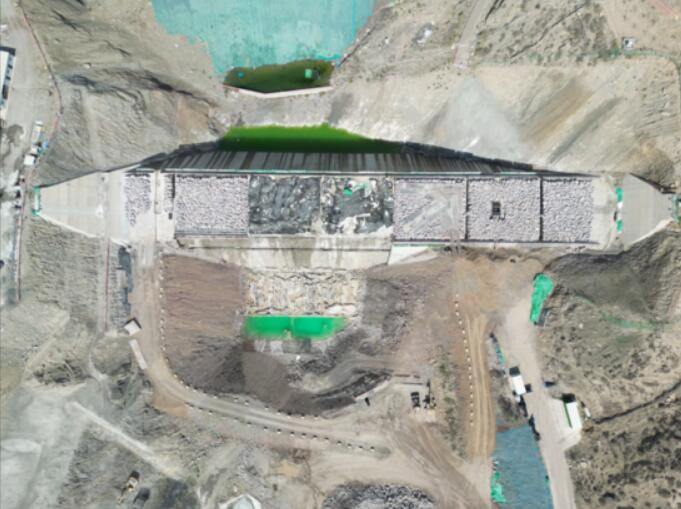 哈密抽蓄电站下水库拦沙坝补水钢管安装完成