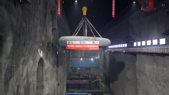 国网新源山东泰安二期抽蓄电站首台机组座环蜗壳吊装完成