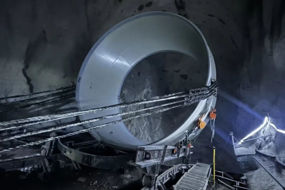 河北抚宁抽水蓄能电站引水系统下斜段首节压力钢管安装成功