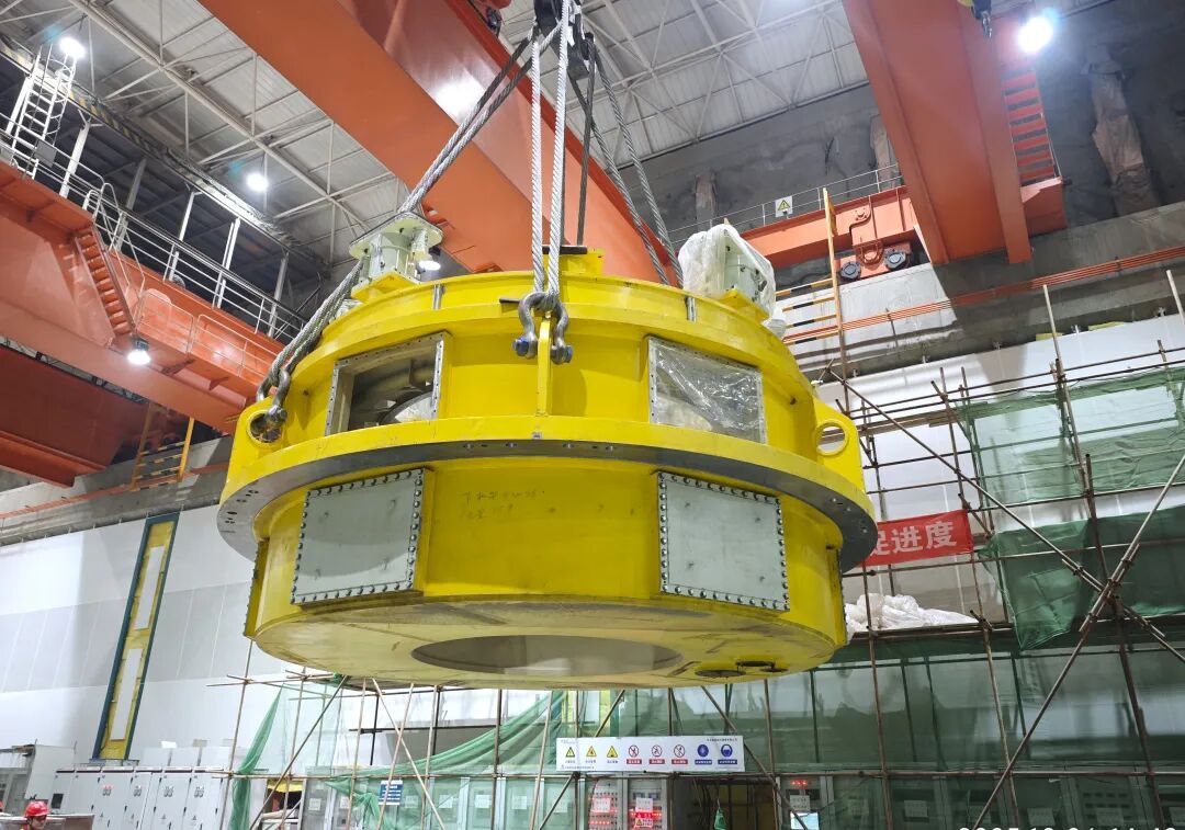 河北易县抽水蓄能电站2号机组下机架吊装就位