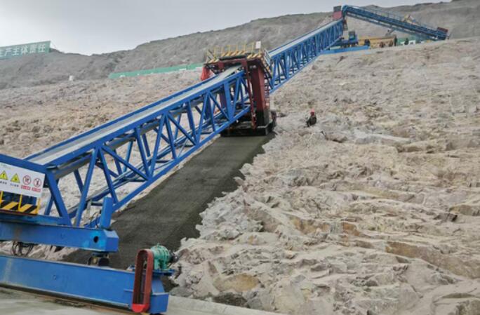 水电一局哈密抽水蓄能项目上库无砂混凝土开始浇筑