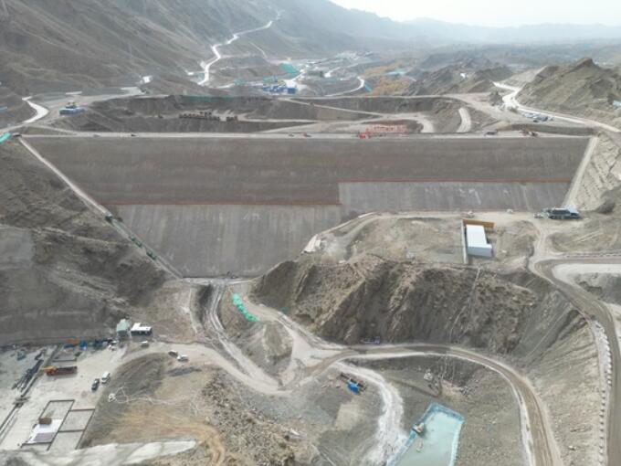 天山脚下捷报！水电一局新疆哈密抽水蓄能电站下水库拦河坝填筑圆满收官