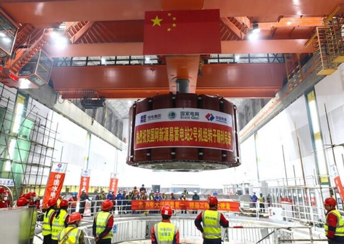 河北易县抽水蓄能电站2号机组转子吊装就位