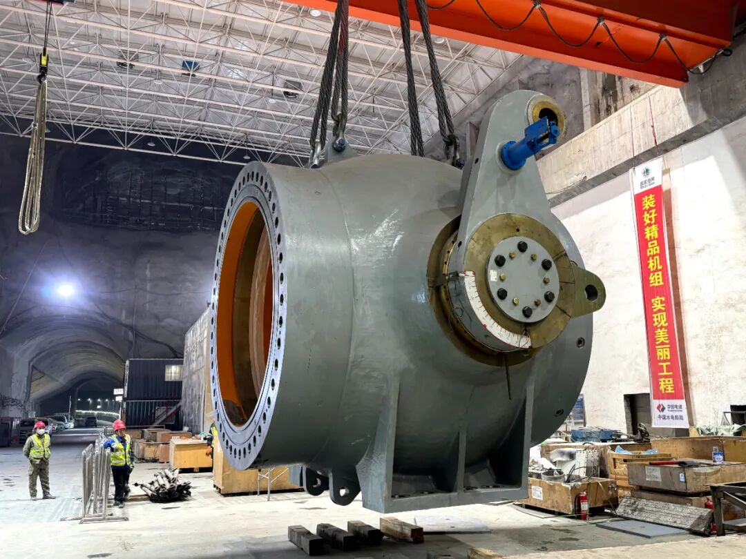 河北易县抽水蓄能电站4台机组进水球阀全部吊装就位